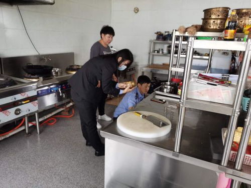 烏審旗市場監(jiān)管局 嚴(yán)把食品安全關(guān) 護(hù)航“雙節(jié)”餐飲消費(fèi)